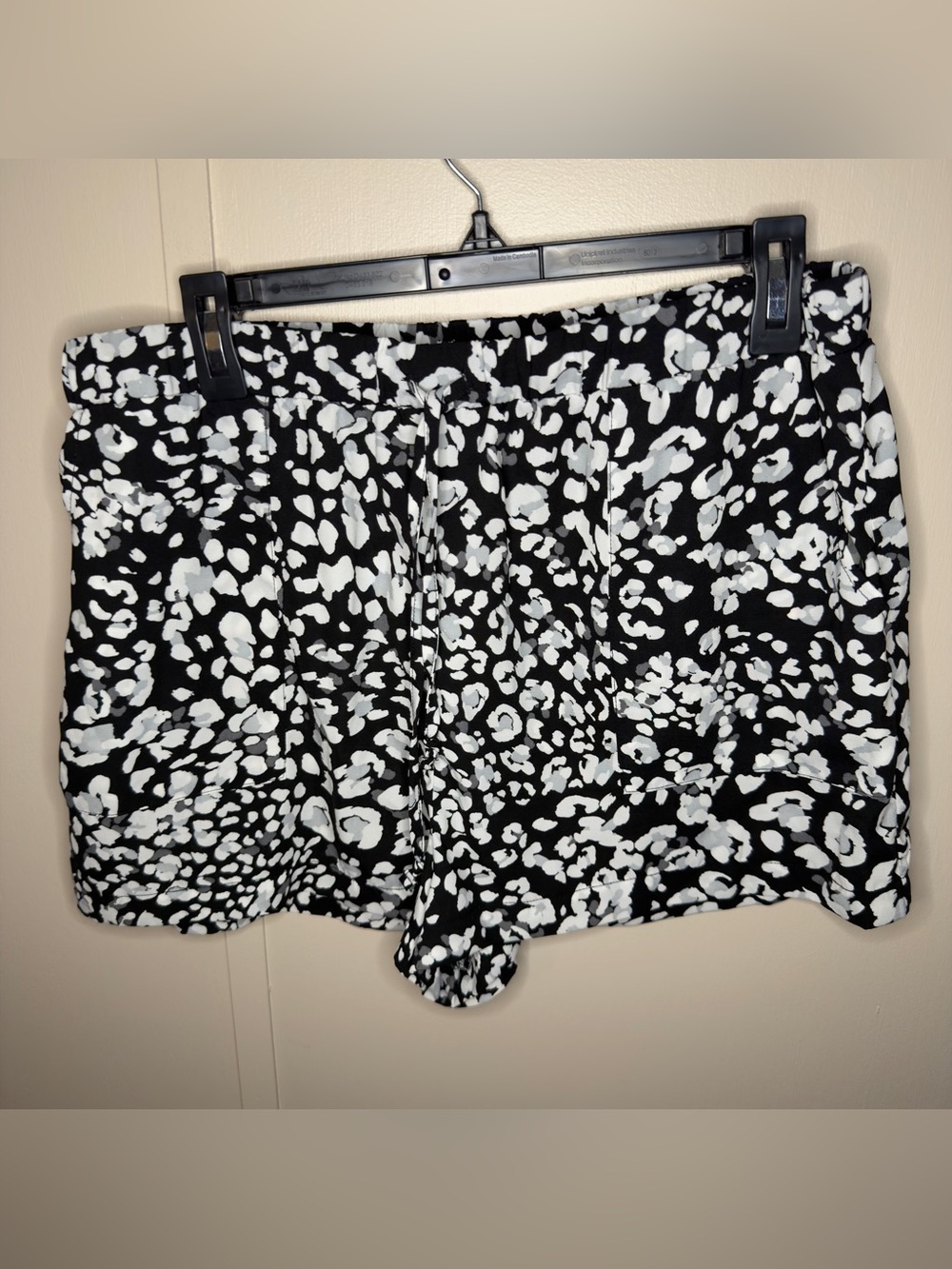 West Loop Animal Print Black White Pockets Drawstring Short Size Large/XLarge